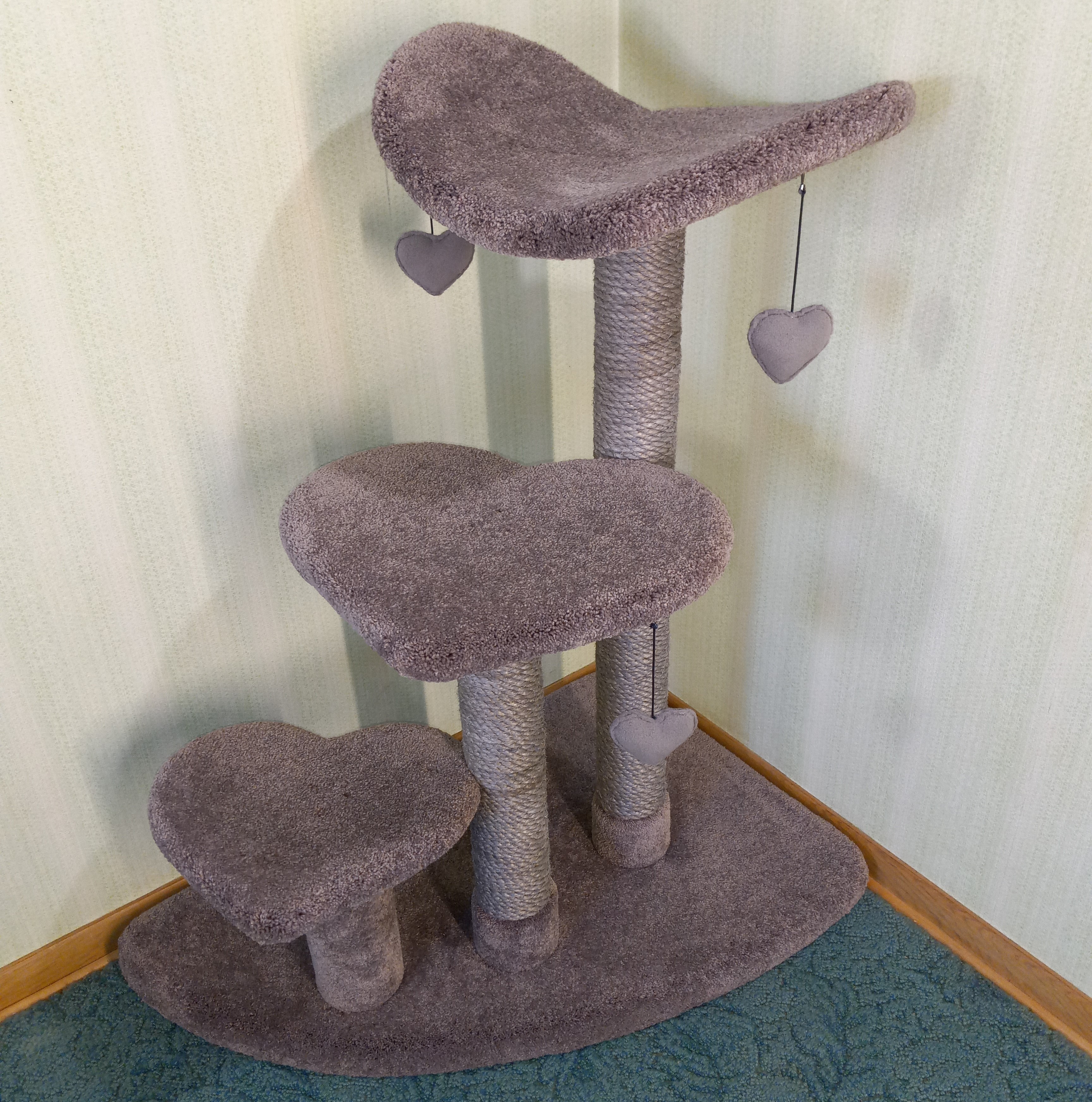 This unique variation of the Sweetheart Perch fits neatly into a room corner.  Includes gray dyed sisal for scratching & 3 matching hand-made fleece heart toys 