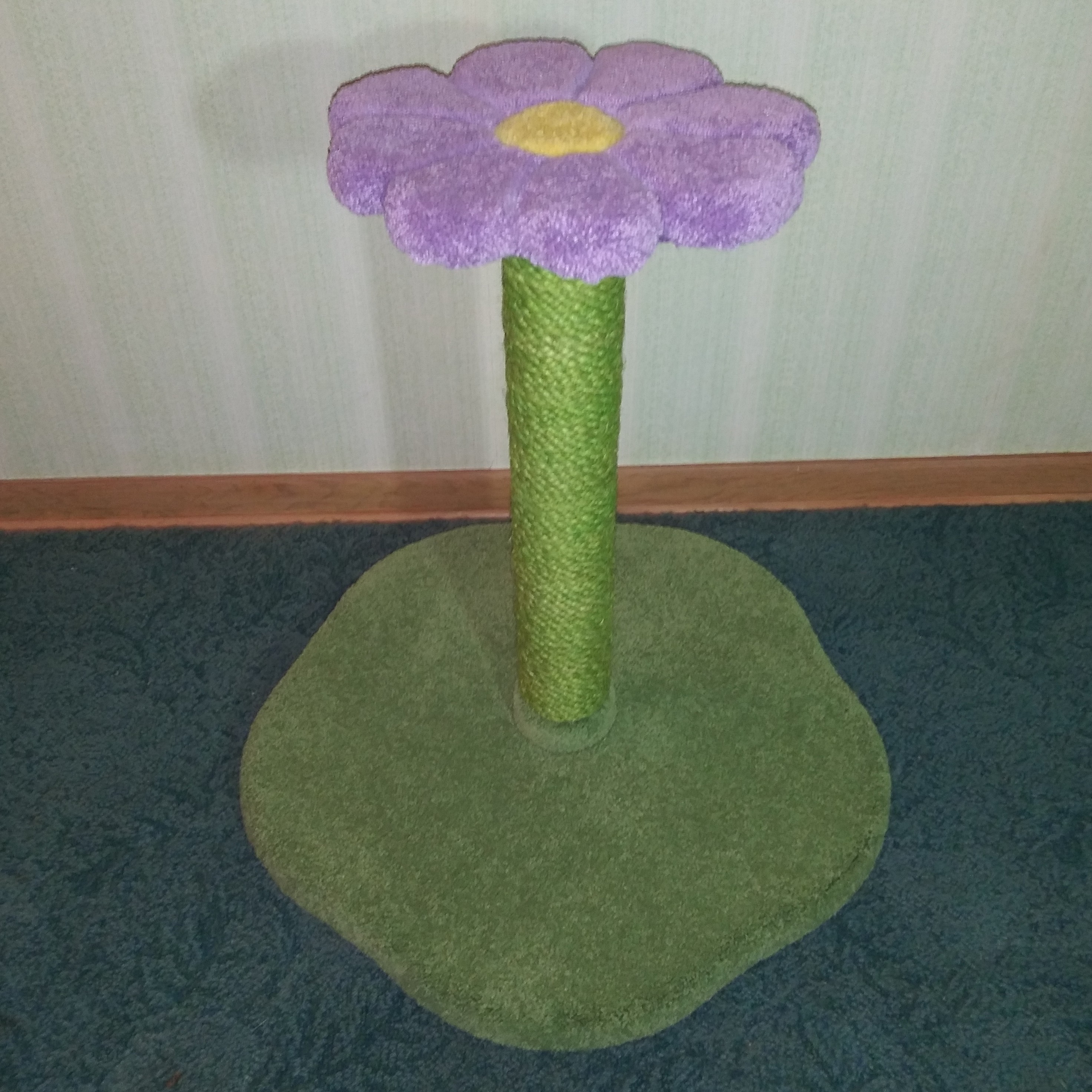 26" with lavender daisy, grass green base, and grass green sisal