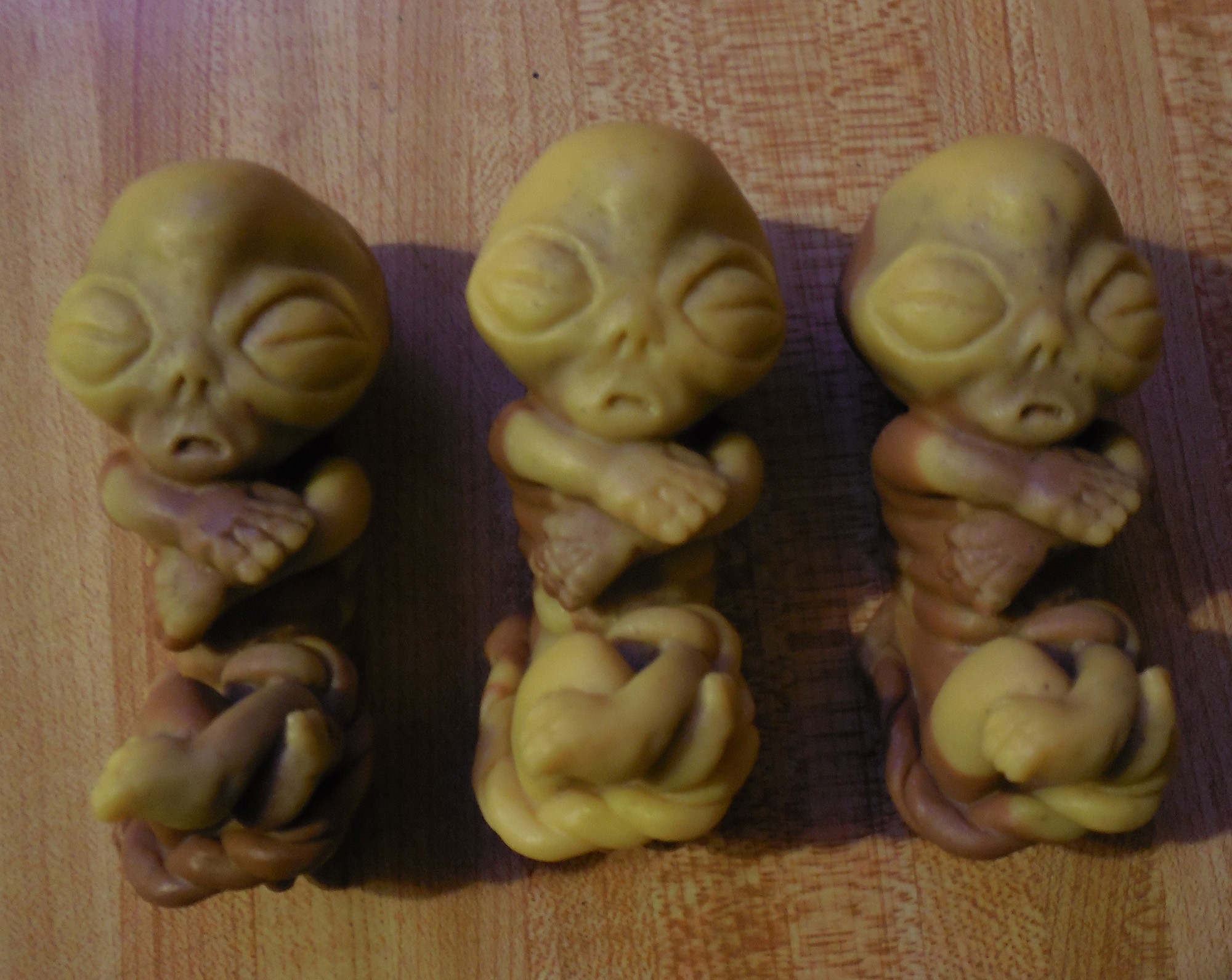 Shown here in custom-made 2-tone with the scent Mango-Mandarin.